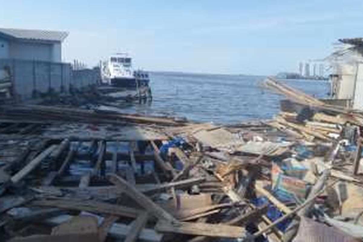 Halaman belakang rumah warga di Kampung Baru langsung menghadap laut