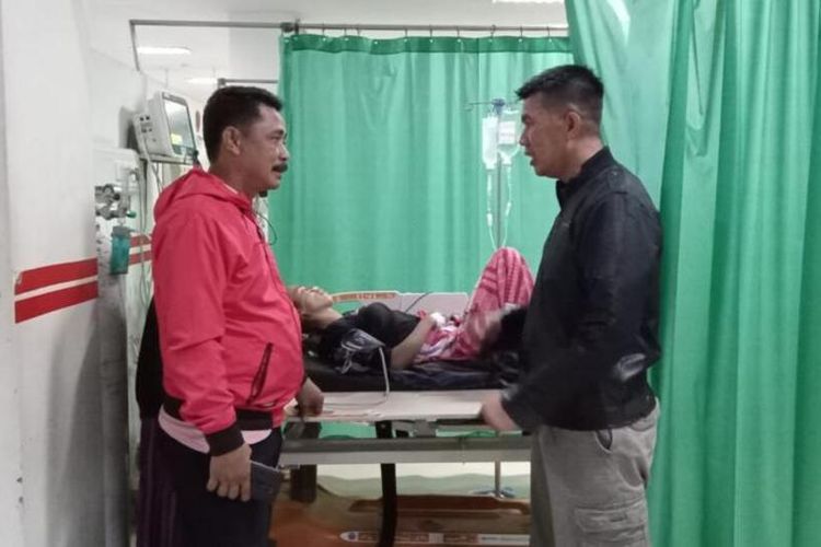 IR (40) tengah mendapatkan perawatan medis di rumah sakit di Bulukumba, Sulawesi Selatan usai ditikam oleh suaminya. Kamis, (11/8/2022).