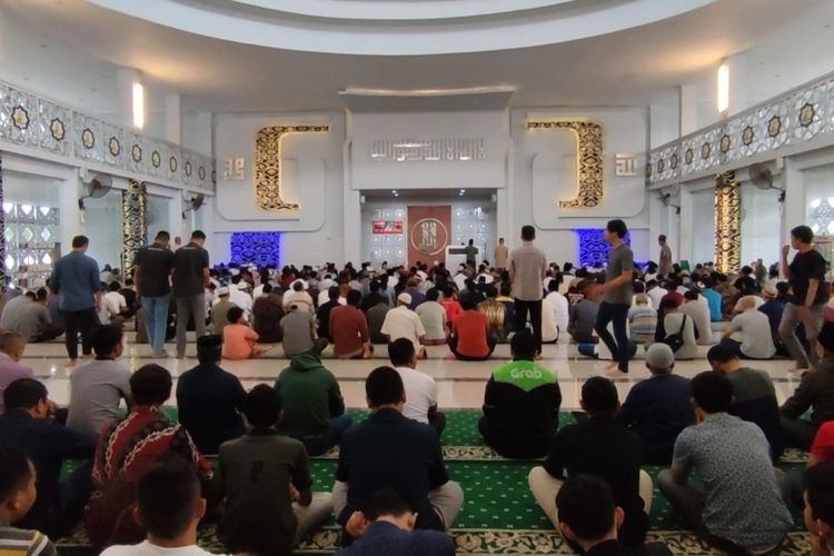 Sejumlah warga beribadah di dalam Masjid Siratal Mustaqim di dalam area Kantor Jasa Marga Cirebon, pada Jumat (15/3/2024) siang. Masjid ini akan dijadikan fasilitas rest area para pemudik di Kawasan Rest Area Alternatif, pada puncak arus mudik dan balik mendatang