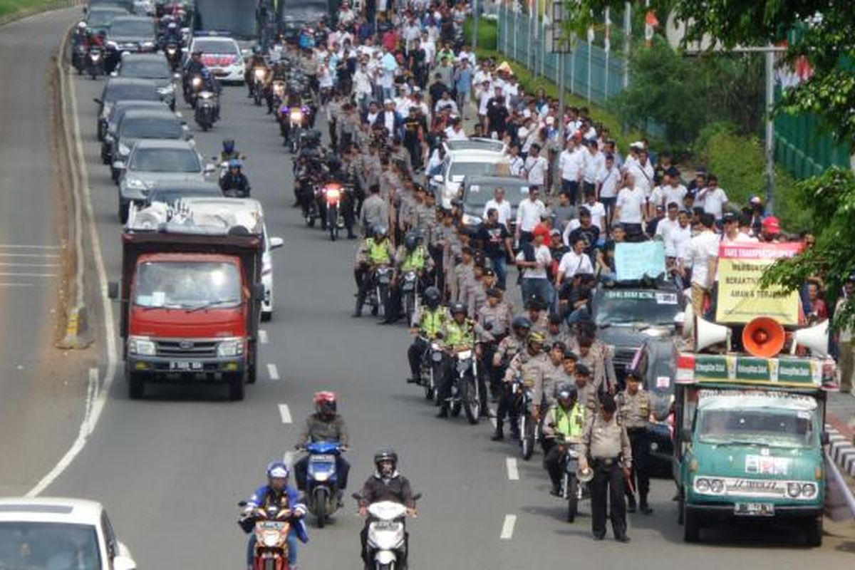 Ratusan sopir taksi online tiba di depan kompleks gedung DPR/MPR RI, Senin (22/8/2016). Para sopir berunjuk rasa menuntut untuk mencabut Peraturan Menteri Perhubungan (Permenhub) Nomor 32 Tahun 2016 tentang Penyelenggaraan Angkutan Orang dengan Kendaraan Bermotor Umum Tidak dalam Trayek.