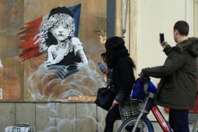 Lukisan gadis kecil dari Les Miserable karya seniman grafiti Inggris Banksy di luar Kedutaan Besar Perancis di London