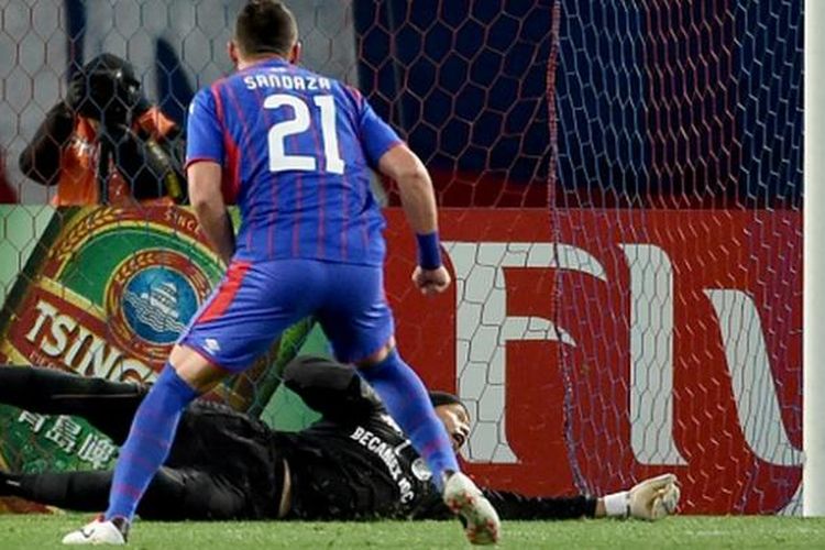 Kiper Binh Duong, Bui Tan Truong, tepis tendangan penalti striker FC Tokyo, Francisco Sandaza, pada laga Liga Champions Asia, Selasa (1/3/2016). 