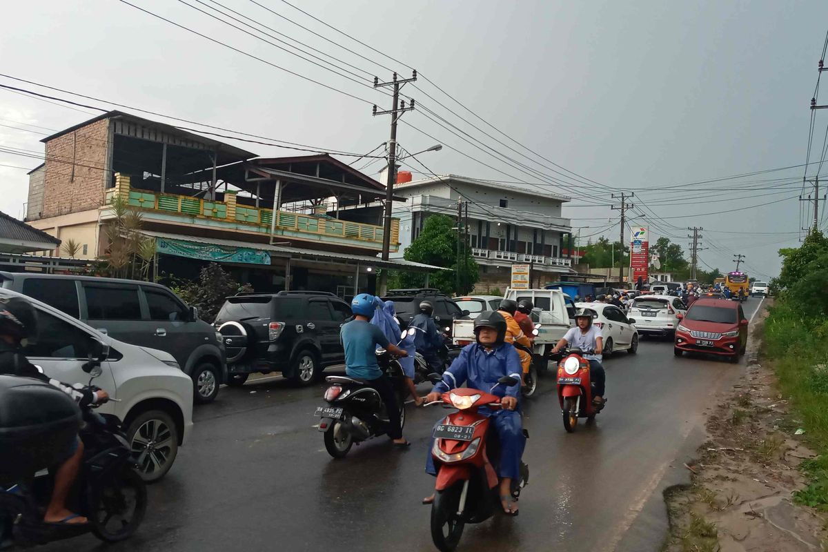 Meskipun diguyur hujan, antrean panjang pengendara di SPBU Kampak, Pangkalpinang, Sabtu (11/12/2021).
