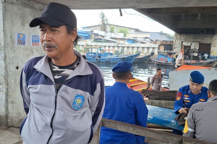 Mursidi pengemudi perahu di Dermaga Nelayan Clincing Jakarta Utara. Selasa (9/4/2024).
