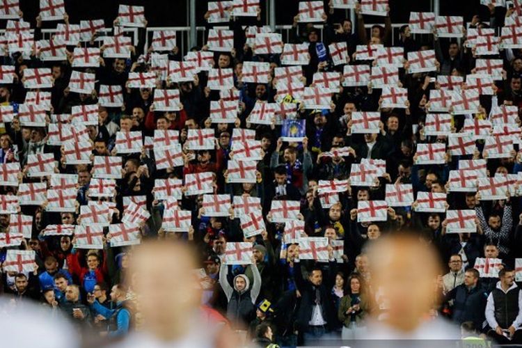 Penggemar Kosovo mengangkat bendera Inggris saat lagu kebangsaan Inggris God save the queen dimainkan selama UEFA Euro 2020 q