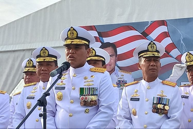 Kepala Staf Angkatan Laut (KSAL) Laksamana Muhammad Ali beserta jajaran dari atas KRI Banda Aceh-593 yang bersandar di Mako Kolanmil, Tanjung Priok, Jakarta Utara, Senin (16/1/2023).