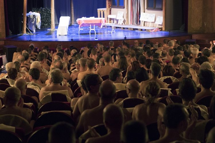 Ratusan orang menyaksikan pagelaran teater berjudul Nu et approuve di Palais des Glaces, Perancis, Minggu (20/1/2019). Uniknya seluruh pemain dan penonton pertunjukkan ini tak mengenakan busana.