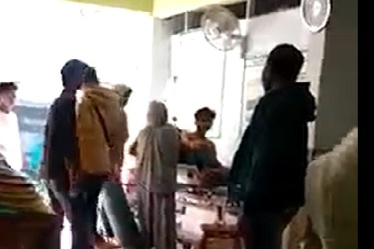  Beredar di media sosial sebuah video yang memperlihatkan sejumlah warga mengamuk di Rumah Sakit Umum Daerah (RSUD) Kabupaten Bima.