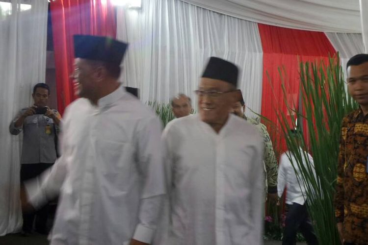 Panglima TNI Jenderal Gatot Nurmantyo (kiri) dan Ketua Dewan Pembina Partai Golkar Aburizal Bakrie saat menghadiri buka bersama di kawasan Widya Chandra, Jakarta Selatan, Jumat (2/6/2017).