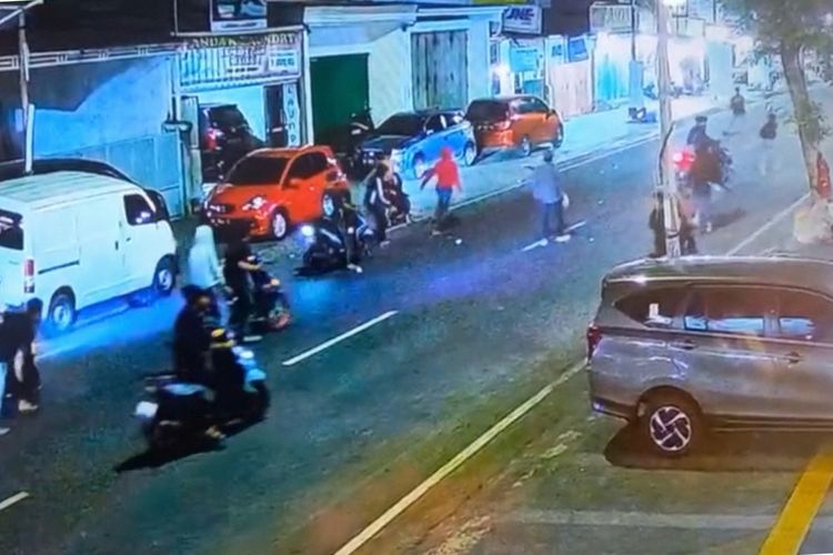 Rekaman CCTV aksi penyerangan geng motor di Jalan A Djemma, Kecamatan Rappocini, Kota Makassar, Sulawesi Selatan (Sulsel), pada Minggu (12/10/2025).