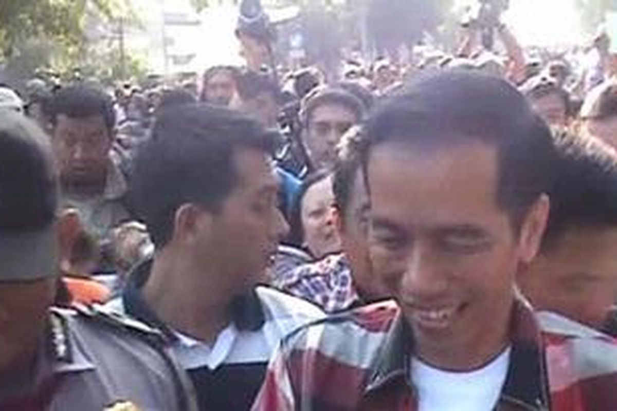 Jokowi saat disambut ratusan warga untuk memberikan selamat 