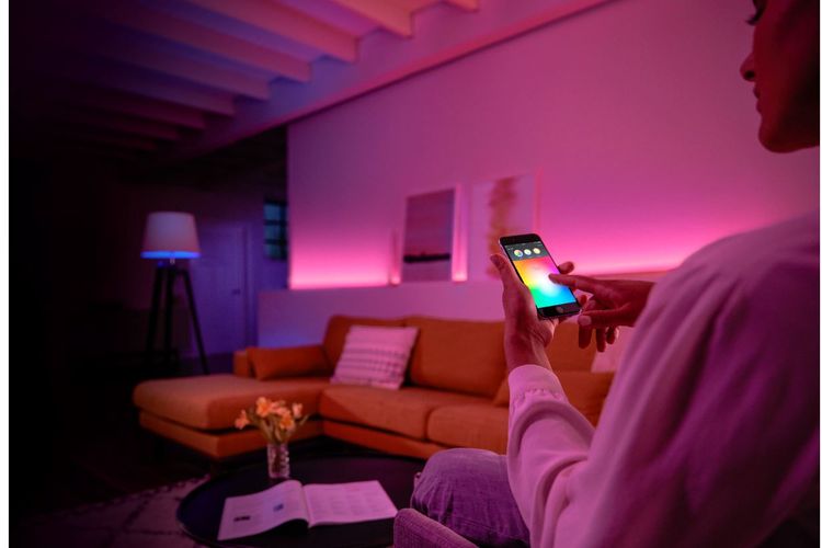 Visual pencahayaan dalam interior sebuah rumah dengan lampu pintar Philips WiFi.