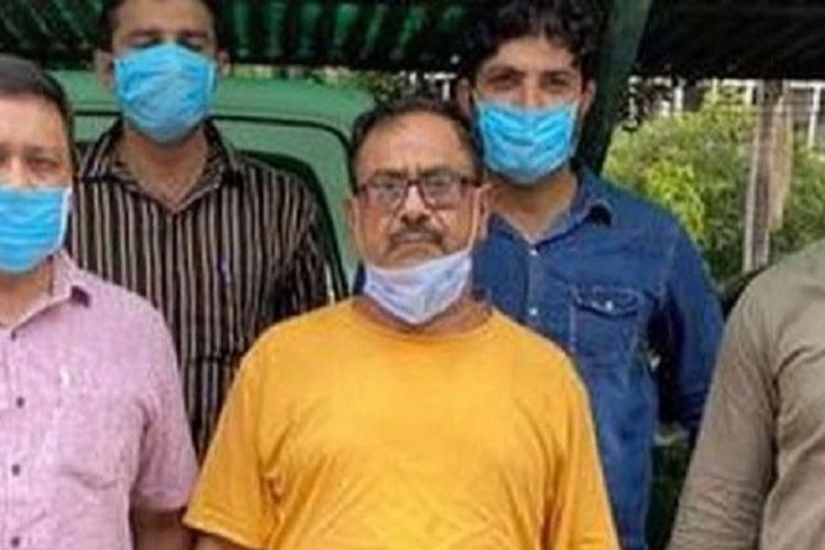 Devender Sharma bersama polisi yang menangkapnya di Delhi, India. Sharma dilaporkan membunuh 50 sopir taksi, mengumpankan jenazah mereka ke kolam berisi buaya, dan kemudian mencuri taksi mereka sejak 2000-an silam.