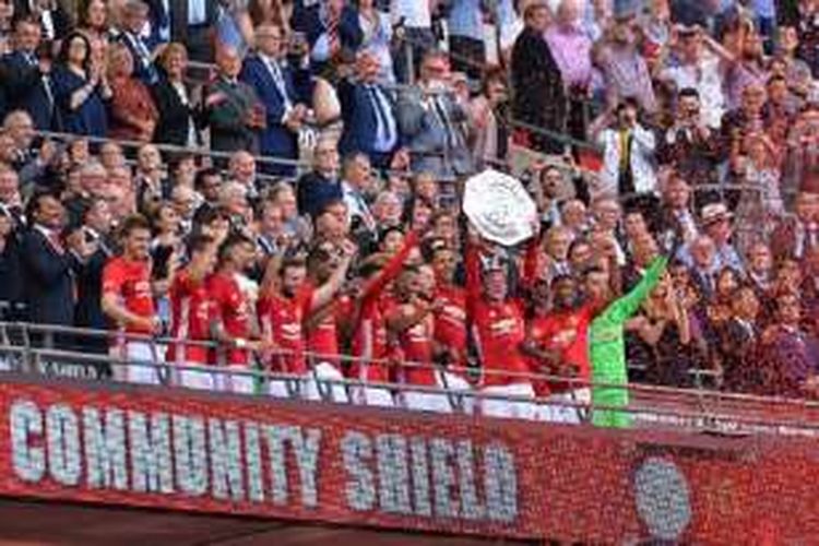 Manchester United meraih trofi Community Shield ke-21 seusai mengalahkan Leicester City di Wembley, Minggu (7/8/2016). 