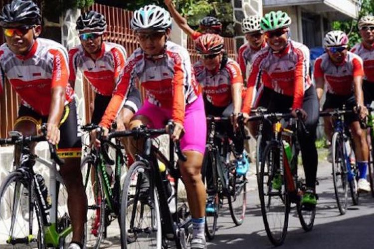 Dua belas anggota tim nasional balap sepeda sedang mengikuti pemusatan latihan di Yogyakarta. Mereka berlatih untuk SEA Games Kuala Lumpur 2017 hanya dalam waktu kurang dari tujuh bulan. Foto diambil Kamis (16/2) saat para pebalap sedang menjalani pemulihan setelah digempur latihan keras untuk meningkatkan ketahanan dan kecepatan.