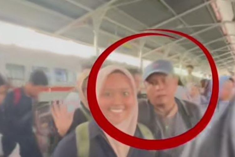 Pria bertopi abu tua diduga pelaku pencurian handphone di Stasiun Surabaya Gubeng, Selasa (9/12/2025)