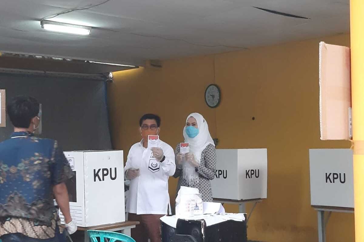 Calon wali kota Surabaya nomor urut 2 Machfud Arifin dan Lita Machfud Arifin isterinya mencoblos di TPS 25 Kelurahan dr Soetomo Kecamatan Tegalsari Surabaya, Rabu (9/12/2020).