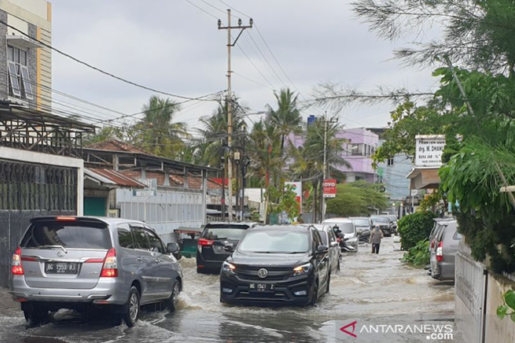 Air hujan menggenangi jalan kawasan permukiman di Sekip Bendung Palembang, Sumsel, Senin (17/1/2022).