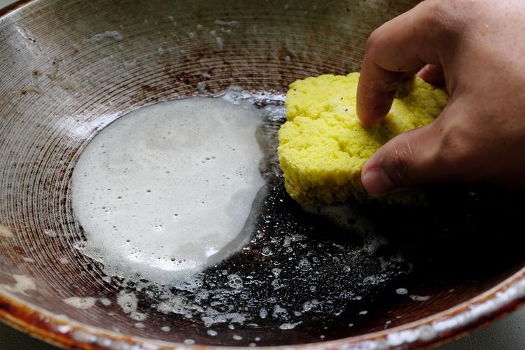 Ilustrasi membersihkan wajan gosong dan berkerak dengan garam