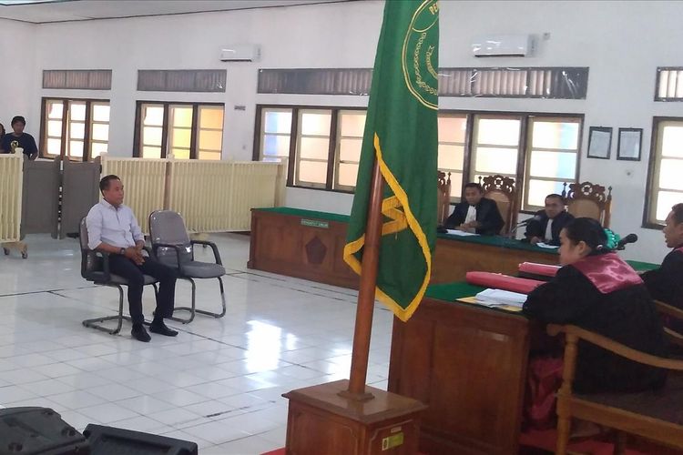 Terdakwa Mansur Lestaluhu menjalani sidang di Pengadilan Negeri (PN) Banjarnegara, Jawa Tengah, Senin (1/7/2019)
