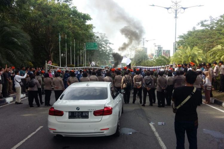 Neno Warisman dan dua rekannya tertahan tujuh jam di dalam mobil di gerbang Bandara SSK II karena dihadang ratusan massa, Sabtu (25/8/2018).