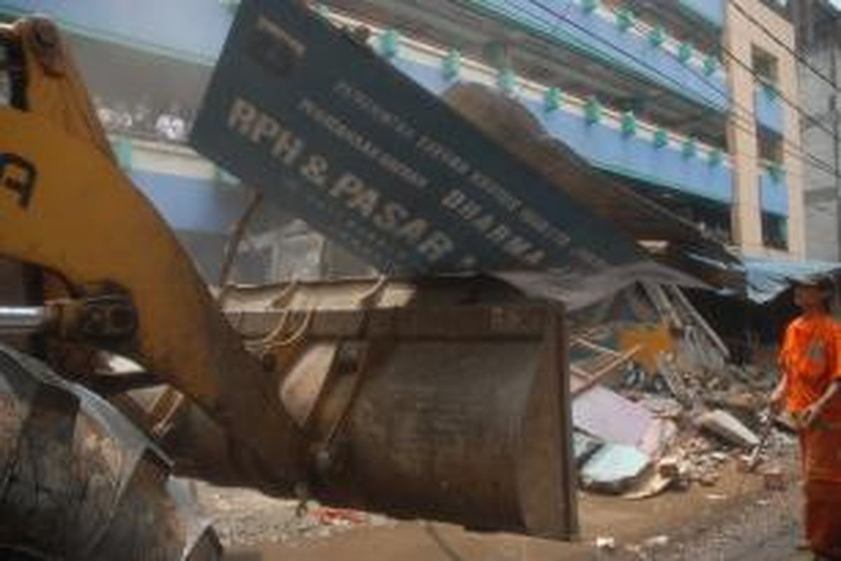 Lahan bekas rumah potong hewan (RPH) Dharma Jaya, diambil alih oleh pemiliknya,  untuk dijadikan lahan parkir, Jakarta, Minggu (11/8/2013).