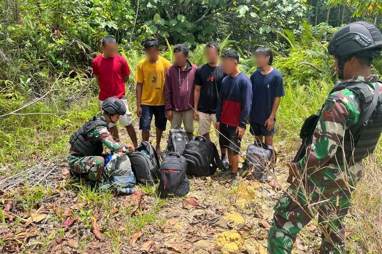 Prajurit Satgas Pamtas RI Malaysia Yonarhanud 08/MBC saat mengamankan 6 TKI yang masuk Indonesia dari jalur perlintasan ilegal di Seimanggaris