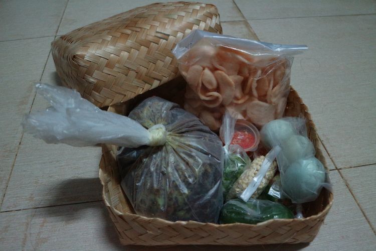 Rawon buntut Renny Sutiyoso dilengkapi telur asin, sambal. jeruk nipis, kerupuk, acar, daun bawang, dan kecambah