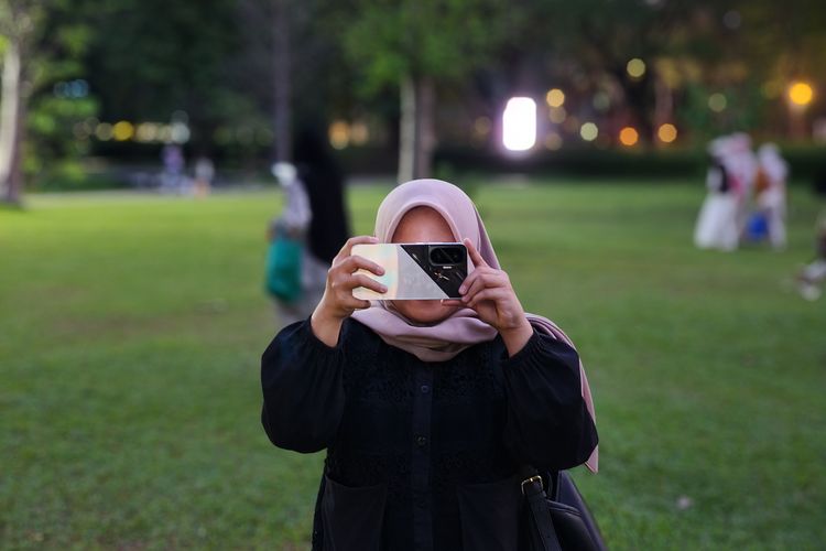 Warna kulit mengalami perubahan ketika suasana langit semakin redup. Warna kulit pada bagian wajah dan tangan perempuan di gambar tersebut condong ke warna ungu dan jingga. Ada perubahan warna yang ditangkap kamera. Artinya, kamera Realme GT 7 Dream Edition cenderung membuat warna wajah pengguna sedikit ke arah kuning atau warmed color