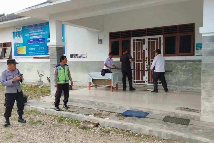 Proses pembukaan pintu kantor Dinas Cabang Pendidikan Wilayah VIII Provinsi Sumatera Utara di Kecamatan Balige, Kabupaten Toba, yang sebelumnya disegel dengan cara dilas pakai besi panjang, Kamis (19/6/2025) 