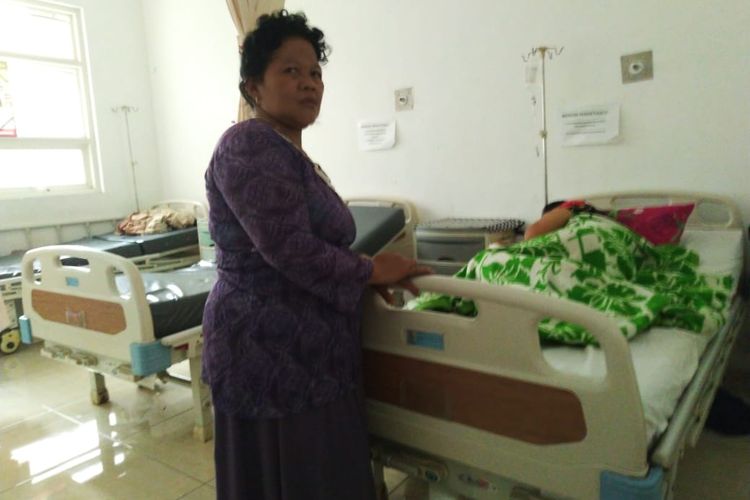 Salah satu korban keracunan ikan tongkol yang masih dirawat di Puskesmas Patrang Kabupaten Jember Kamis Siang  