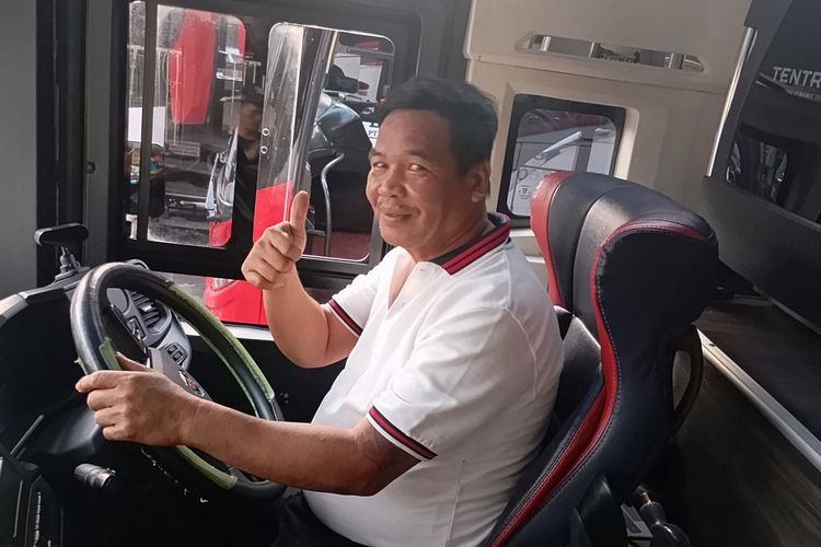 Musa Salempa (55), Sopir bus antar kota antar provinsi (AKAP) yang selama 32 tahun telah menjadi sopir bus, memliki berbagai pengalaman di jalan.