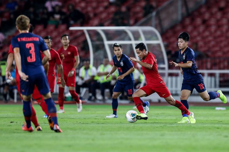 Pesepak bola timnas Indonesia, Evan Dimas berebut bola dengan pesepak bola timnas Thailand saat pertandingan Kualifikasi Piala Dunia 2022 Grup G Zona Asia di Stadion Gelora Bung Karno, Senayan, Jakarta, Kamis (10/9/2019). Tim nasional Indonesia menelan kekalahan dari Thailand dengan skor 0-3.