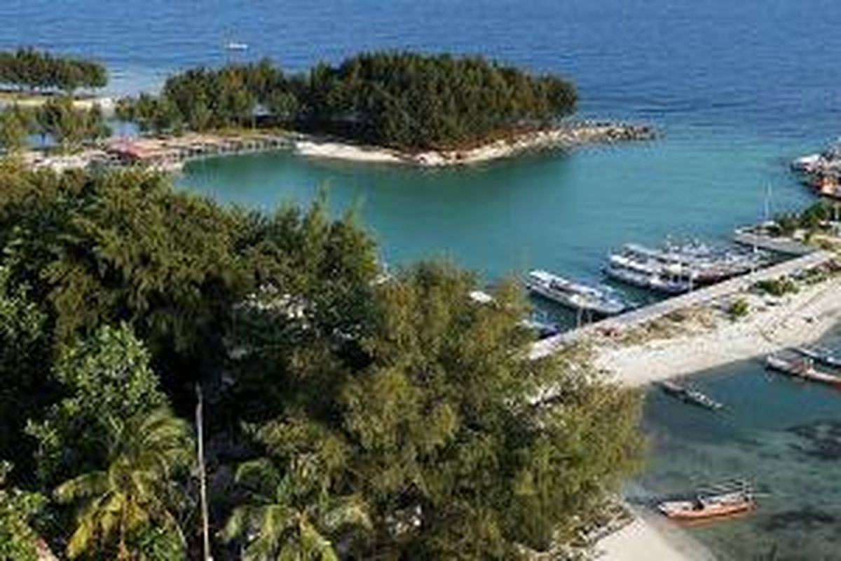 Panorama dermaga di Pulau Payung, Kepulauan Seribu, yang lengang dilihat dari ketinggian, Minggu (10/5/2015). Pulau Payung yang luasnya hanya sekitar 20 hektar ini dihuni 167 warga.