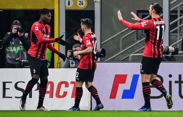 Rafael Leao (kiri) merayakan gol bersama Brahim Diaz dan Zlatan Ibrahimovic dalam pertandingan AC Milan vs Spezia di Stadion San Siro, Selasa (18/1/2022) dini hari WIB.