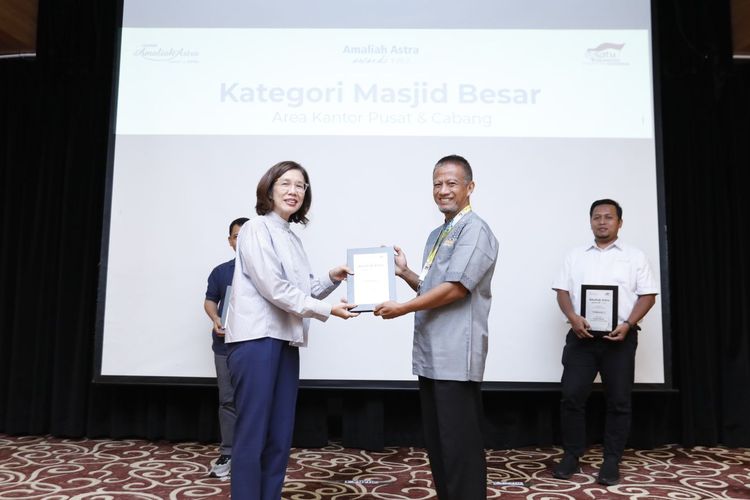 Penyerahan plakat oleh Gita Tiffani Boer Ketua Pembina Yayasan Amaliah Astra kepada juara 1 penganugerahan Amaliah Astra Awards kategori Masjid Besar Kantor Pusat dan Cabang