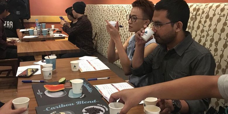 Peserta menghirup salah satu varian kopi, Caribou Blend. Sebanyak 18 peserta mengikuti kelas kopi bertema Spilling the Beans yang digelar Kompas.com bekerja sama dengan Caribou Coffee di Gedung Sarinah, Jakarta Pusat, Sabtu (7/4/2018).