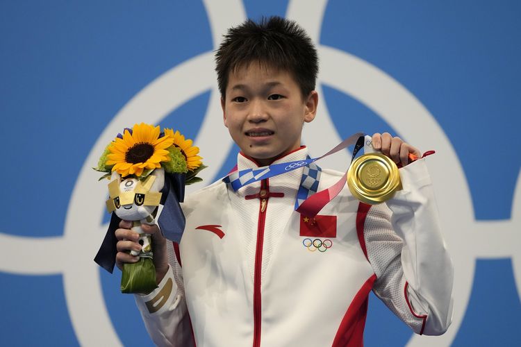 Quan Hongchan asal China berpose saat memenangi medali emas di final loncat indah 10 meter putri di Tokyo Aquatics Center Jepang dalam Olimpiade Tokyo 2020, pada Kamis (5/8/2021).