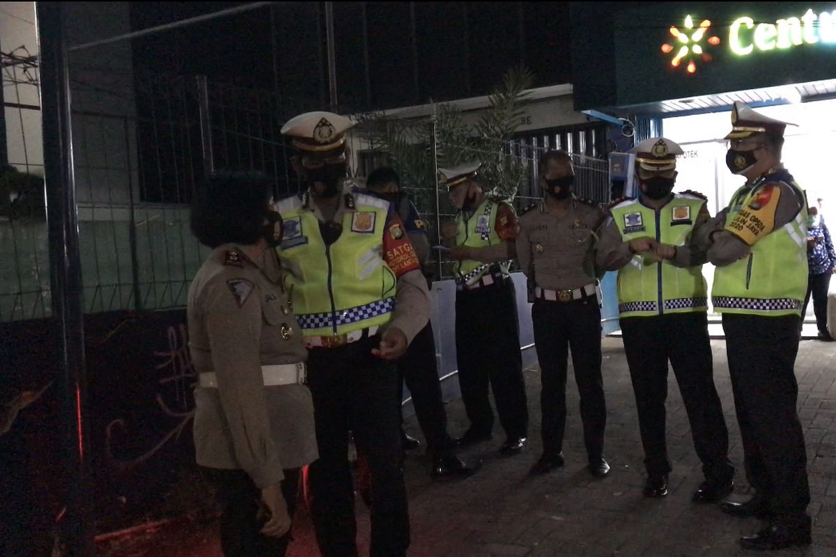 Dirlantas Polda Metro Jaya, Kombes Pol Sambodo Purnomo Yogo (kanan) memimpin olah Tempat Kejadian Perkara (TKP) ulang di Jalan Raya Ragunan, Pasar Minggu, Jakarta Selatan pada Jumat (25/12/2020) malam terkait kecelakaan yang melibatkan anggota Polri.