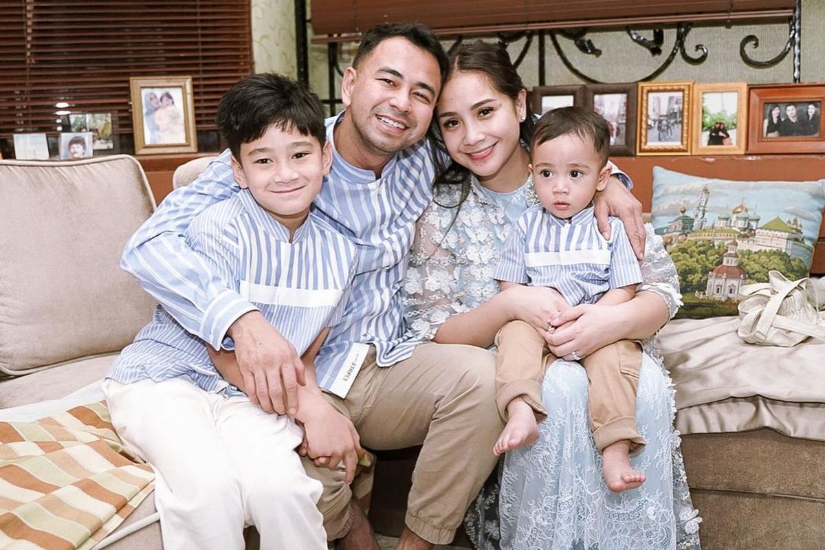 Gaya kompak busana Lebaran Raffi Ahmad dan Nagita Slavina