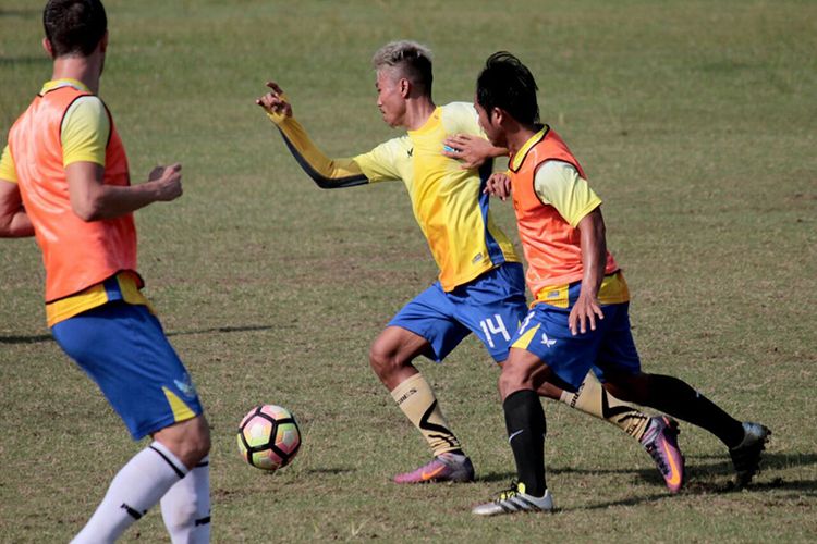 Pemain Persegres Gresik United Jusmadi (kiri) dan Kushedya Hari Yudo (tengah), dalam sesi latihan tim.