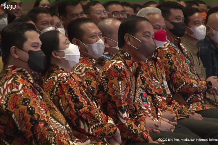 Ketua DPR RI Puan Maharani, Presiden Joko Widodo dan Gubernur Jawa Tengah Ganjar Pranowo duduk berdekatan di agenda pembukaan Munas HIPMI yang digelar di Solo, Senin (21/11/2022).