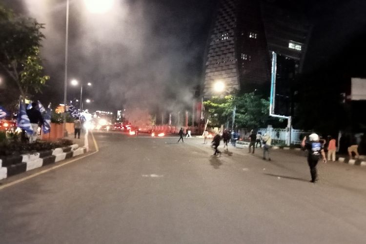 Puluhan warga terlibat saling serang dengan mahasiswa menggunakan busur hingga bom molotov di Jalan A P Pettarani, Kota Makassar, Sulawesi Selatan (Sulsel), Selasa (2/5/2023) malam.