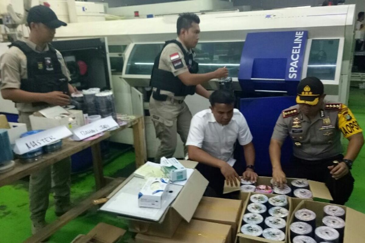 Polres Metro Tangerang Kota menggerebek pabrik pembuatan DVD bajakan di Kosambi, Tangerang, Selasa (27/3/2018).