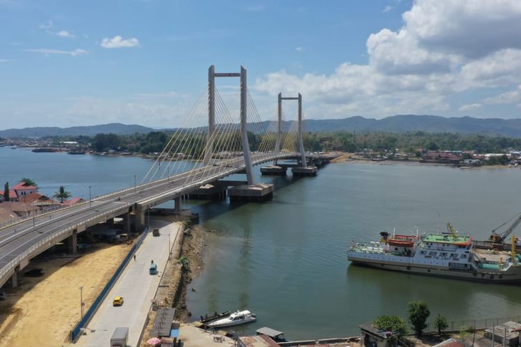 Pengerjaan konstruksi Jembatan Teluk Kendari terdiri dari pembangunan jalan pendekat atau oprit (602,5 meter), approach span (357,7 meter), side span (180 meter), dan bentang utama atau main span (200 meter).
