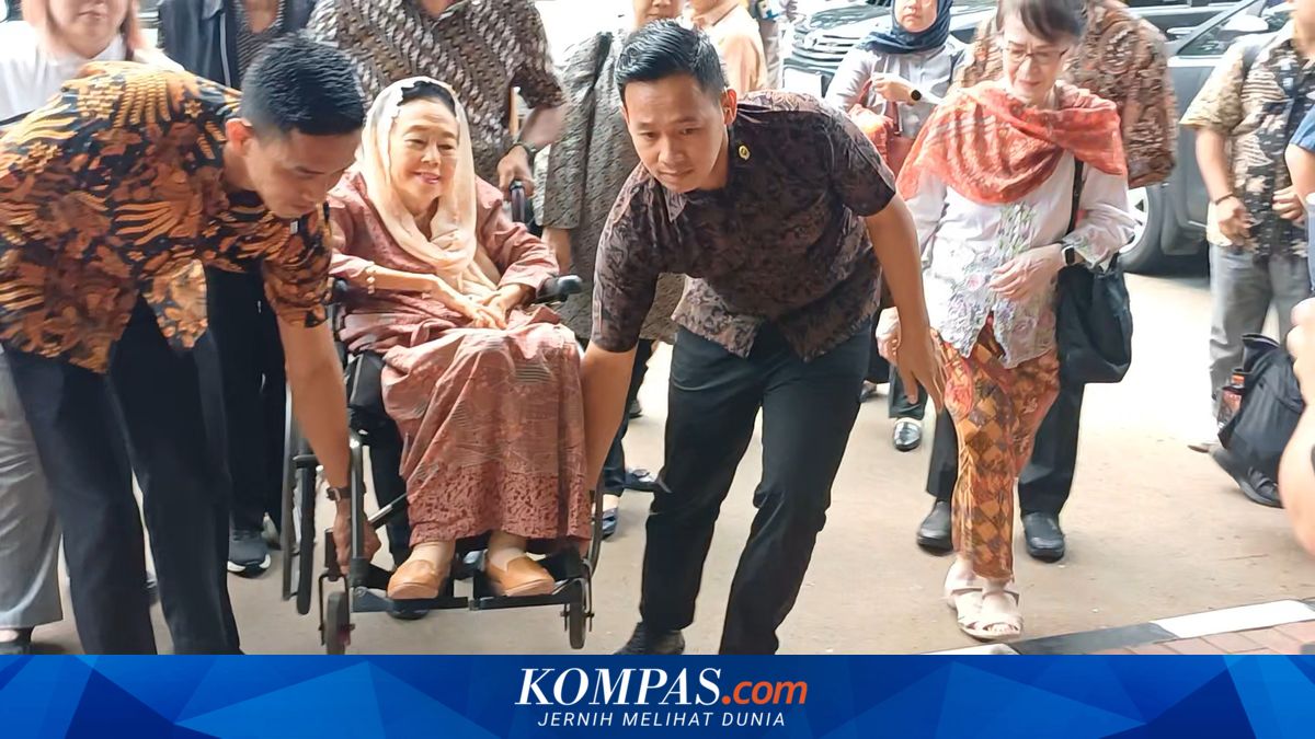 Tak Ada Ramp, Kursi Roda Sinta Nuriyah Digotong Lewat Tangga di Polda Metro