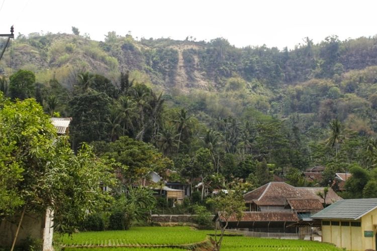 Permukiman Dusun Cisayang Desa Cijurey yang terletak di bawah lereng jurang Dusun Suradita, Desa Ciengang, Kecamatan Gegerbitung, Sukabuni, Jawa Barat, Senin (11/11/2019).