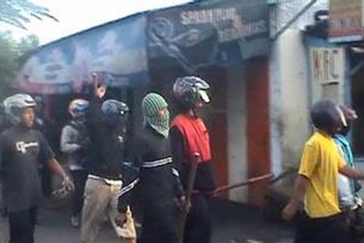 Ormas dan warga terlibat tawuran di Solo, Kamis (3/5/2012).