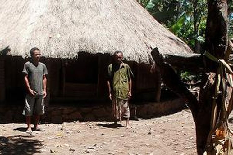 Rumah adat atau ume leu Tes di Kecamatan Bikomi Utara, Timor Tengah Utara, NTT, beberapa waktu lalu. Di bawah pimpinan suku induknya, Anunu, di ume leu itu sering digelar ritual adat yang juga dihadiri rumpun keluarga dari Oekusi, Timor Leste. Salah satunya ritual tapoin fini pada November 2013.