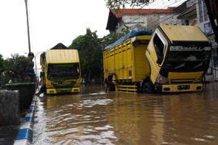 Sejumlah truk yang terjebak di ruas Jalur Pantai Utara Jawa (Pantura) yang terendam banjir di Kelurahan Karangketug, Kota Pasuruan, Kamis (30/6/2016)